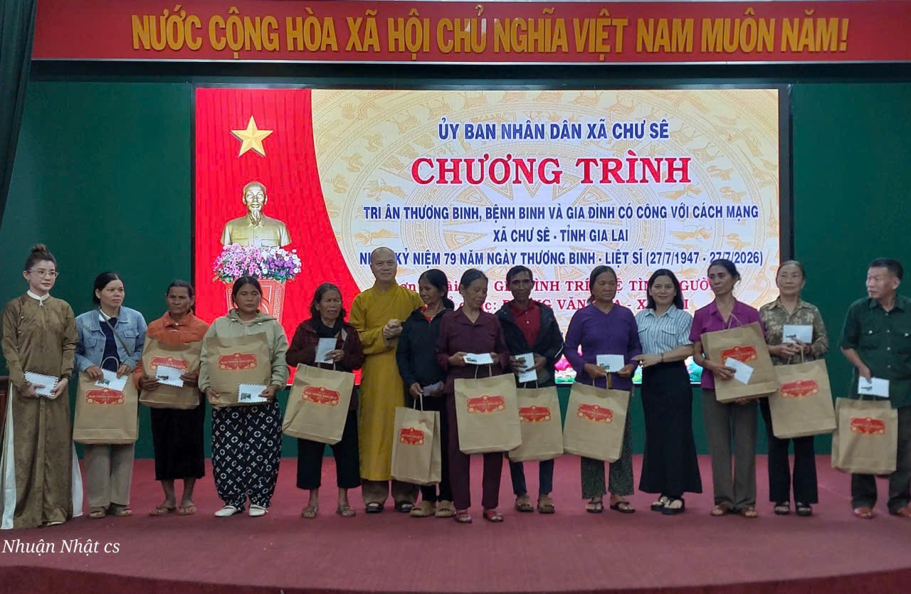 Chùa Mỹ Thạch tặng quà tri ân các gia đình có công cách mạng